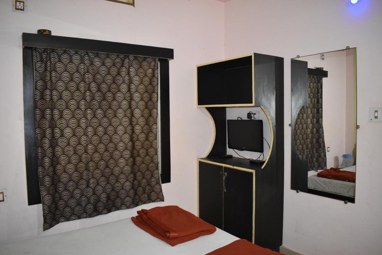 Goroomgo Gouri Palace 3*